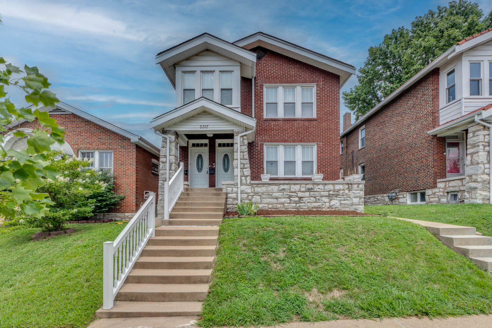 Top-floor 3-bedroom apartment with hardwood floors, updated kitchen, sunroom, and fenced backyard near Macklind dining spots